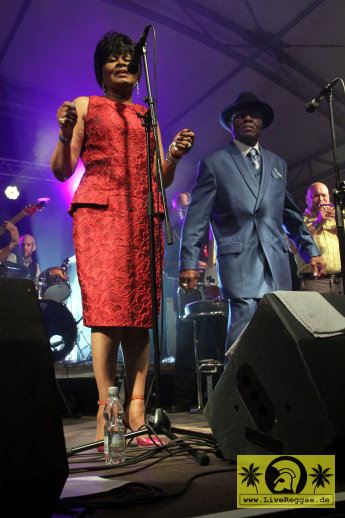 Yvonne Harrison (Jam) and Roy with The Easy Snappers  18. This Is Ska Festival - Wasserburg, Rosslau 27.Juni 2014 (20).JPG